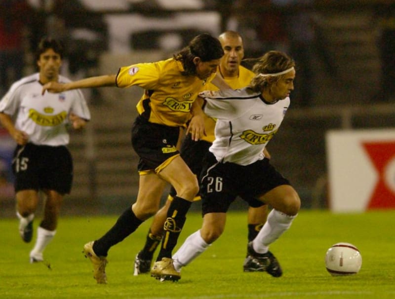El exvolante de Coquimbo en la disputa del balón junto a Cristián Leiva y Jorge Valdivia.