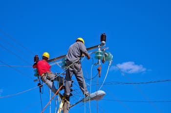 Enel confirma 8 comunas con cortes de luz en Santiago este viernes 13 de marzo