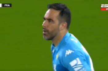 VIDEO | Claudio Bravo se lució atajando un penal a Santos Borré y mantuvo con vida a Real Betis ante el Eintracht