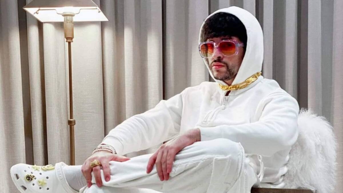 Bad Bunny incursiona en el diseño y trae de vuelta la moda de los Crocs