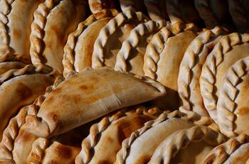 Fiestas Patrias: ¿Cuánto cuestan y dónde están las mejores empanadas del 2023 en Santiago?