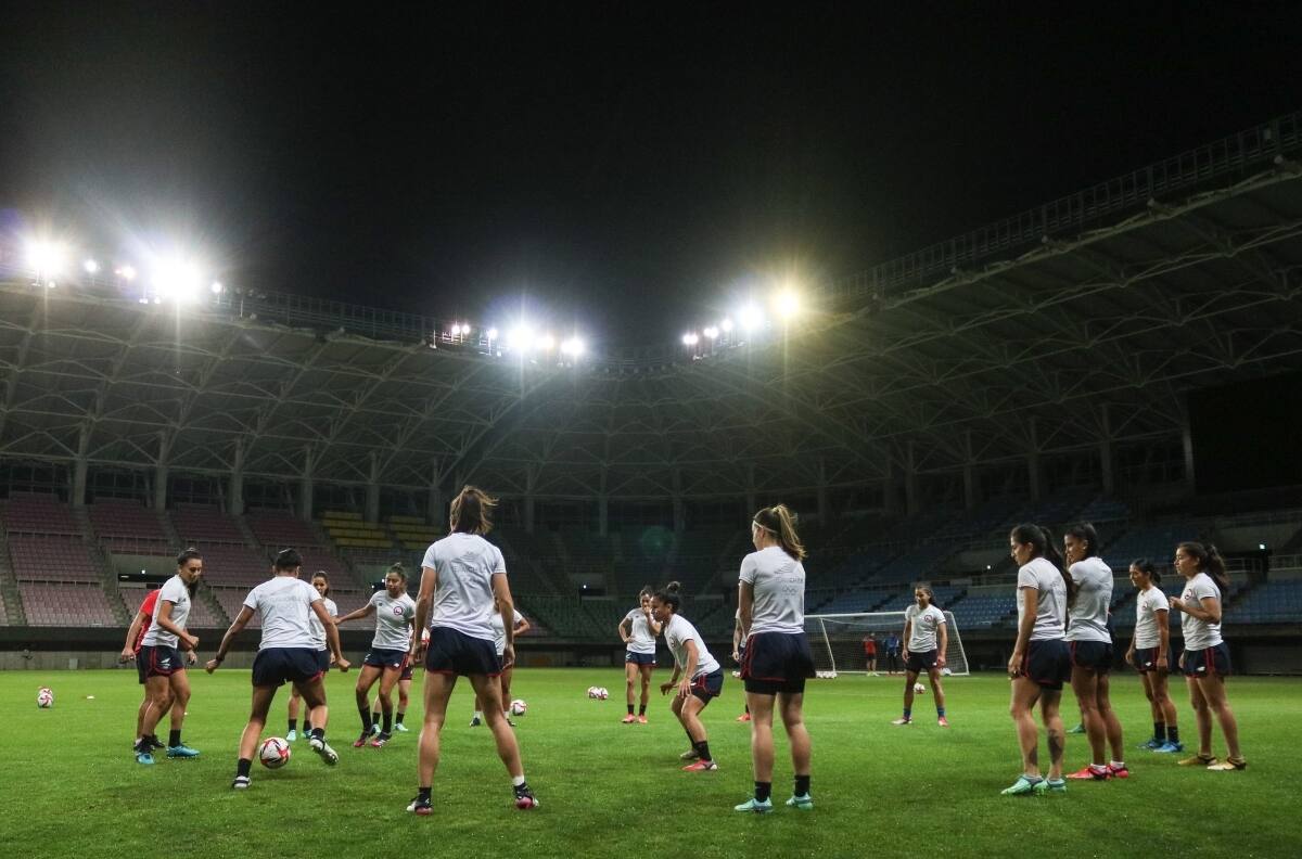Video: La Roja Femenina realizó el calentamiento previo por primera vez con público en las tribunas
