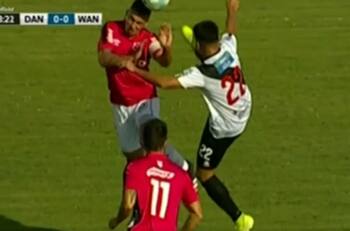 Jugador de Danubio vio la tarjeta roja luego de una brutal patada voladora