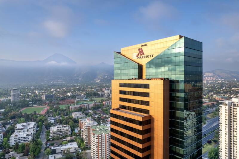 El hotel contará con una cena de lujo para festejar Navidad este 2025 en familia. Créditos: Marriott Santiago.