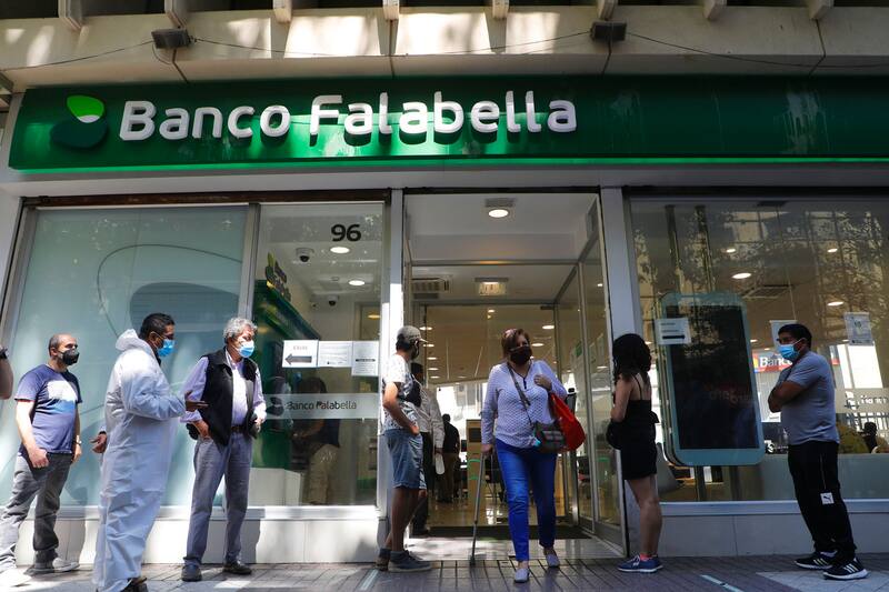 Santiago 30 diciembre 2020
Clientes realizan filas en las afueras de los bancos por ultimo dia antes del feriado bancario
Dragomir Yankovic/Aton Chile