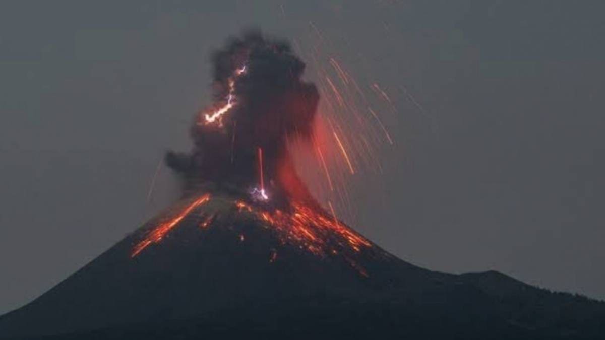 Así fue la erupción del Volcán Anak Krakatau en Indonesia