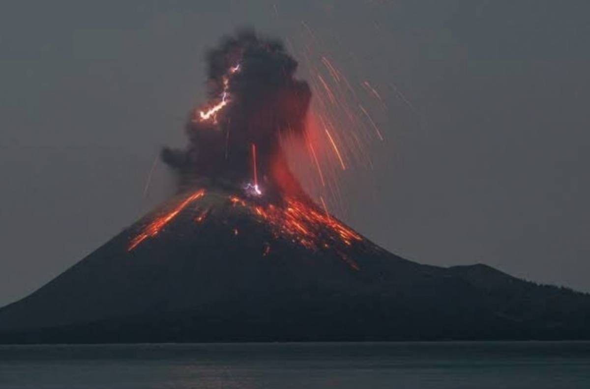 Así fue la erupción del Volcán Anak Krakatau en Indonesia