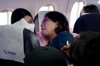 VIDEO | Mujer dio luz en pleno vuelo y fue asistida por los pasajeros