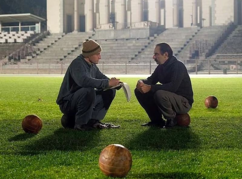 La comedia italiana es una historia ficticia, en la que la figura del mítico arquero español participa de una situación romántica.