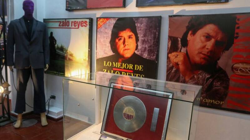 La casa del cantante está llena de objetos personales importantes.