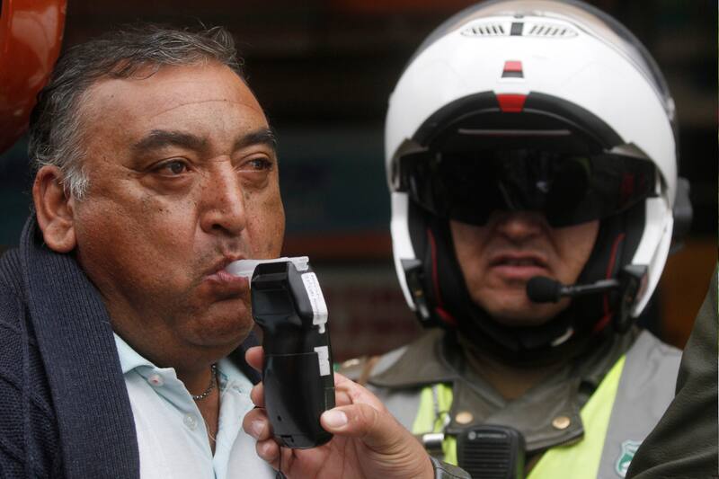 arriesgan sanciones económicas y legales si son sorprendidos en este estado manejando.