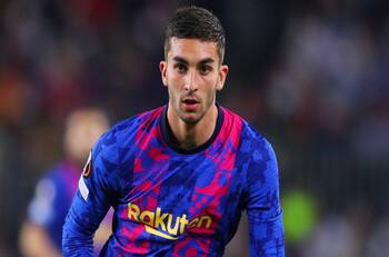 No solo pasa en Chile: Jugador del Barcelona terminó jugando sin marca ni escudo en su camiseta