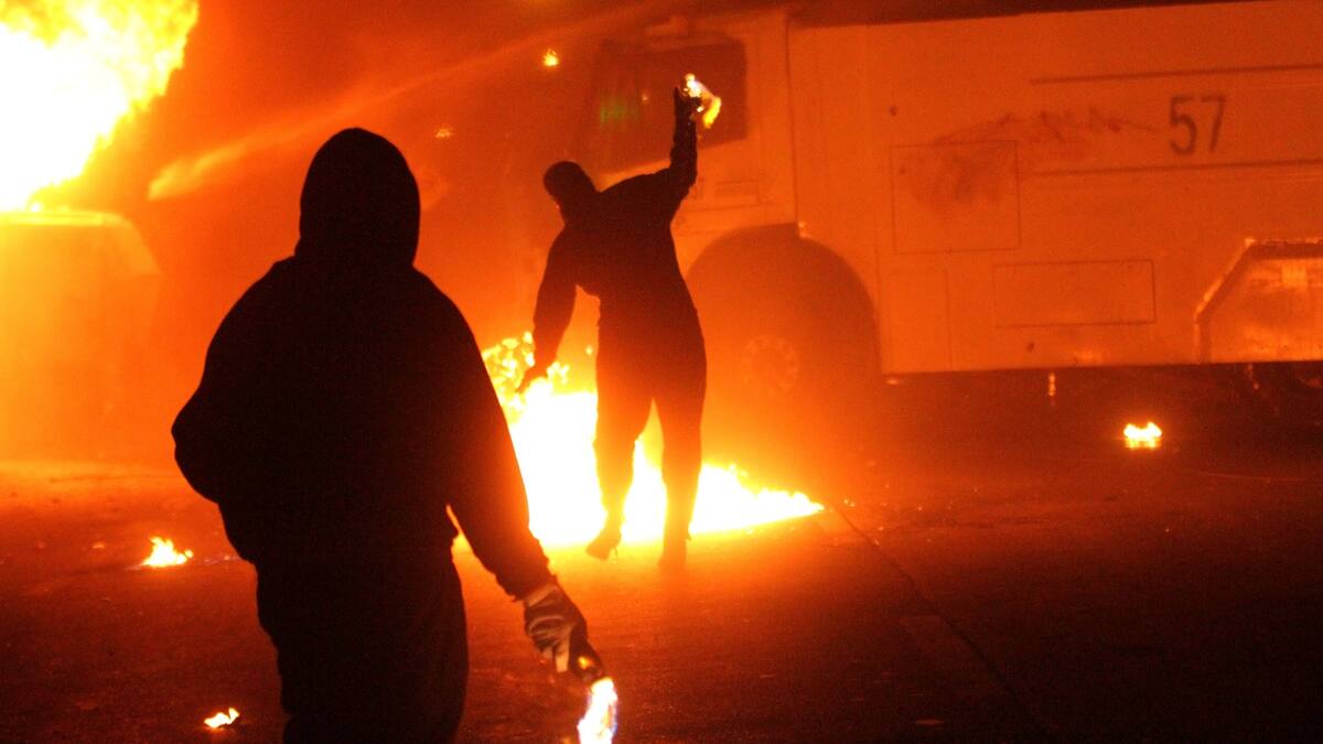VIDEO | Villa Francia: Protestas terminan con carro lanzagua quemado y un supermercado saqueado