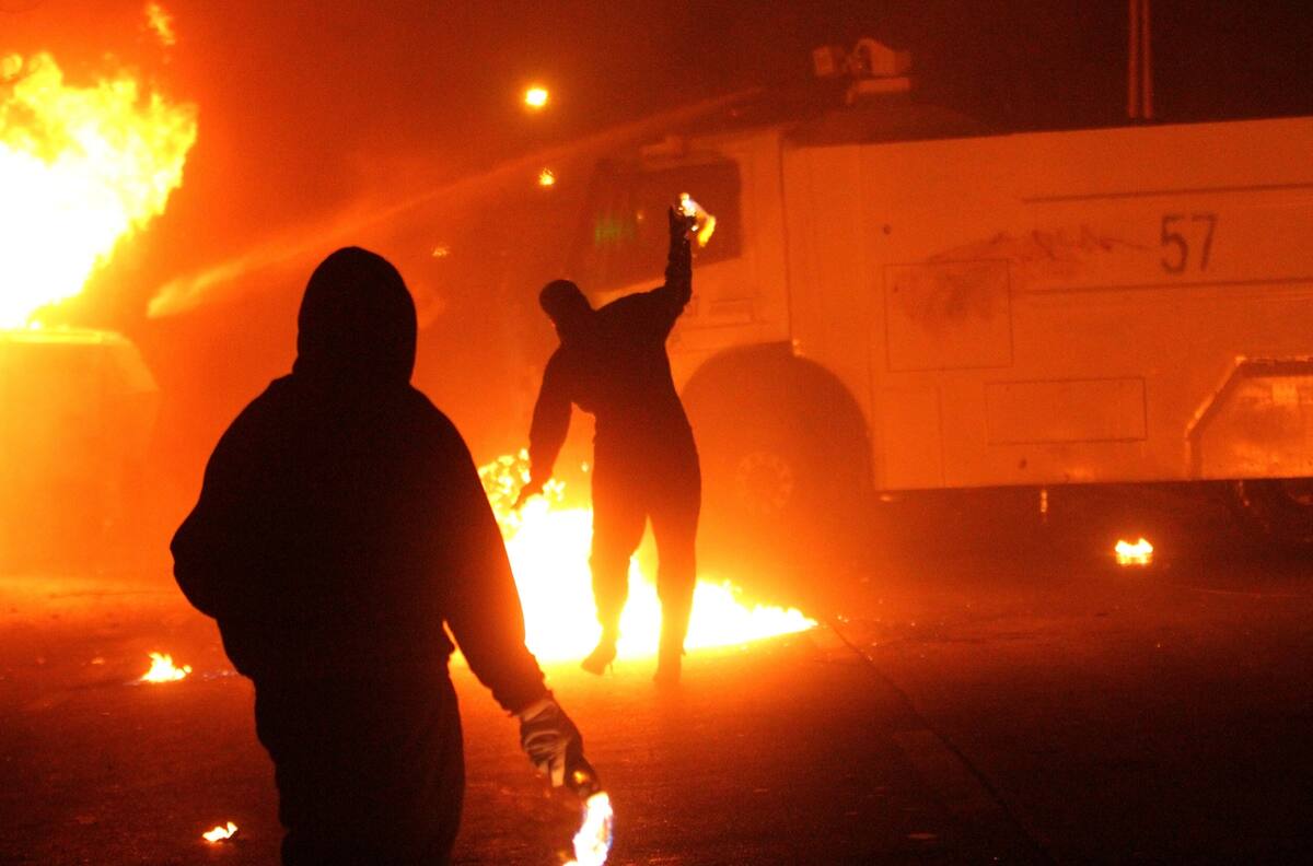 VIDEO | Villa Francia: Protestas terminan con carro lanzagua quemado y un supermercado saqueado