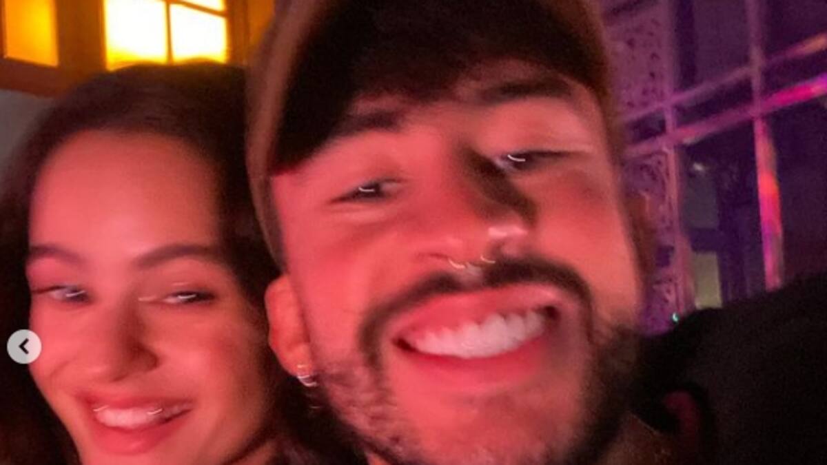 Los mira de arriba y de lejos: Bad Bunny se lució en su debut en "Saturday Night Live" junto a Rosalía