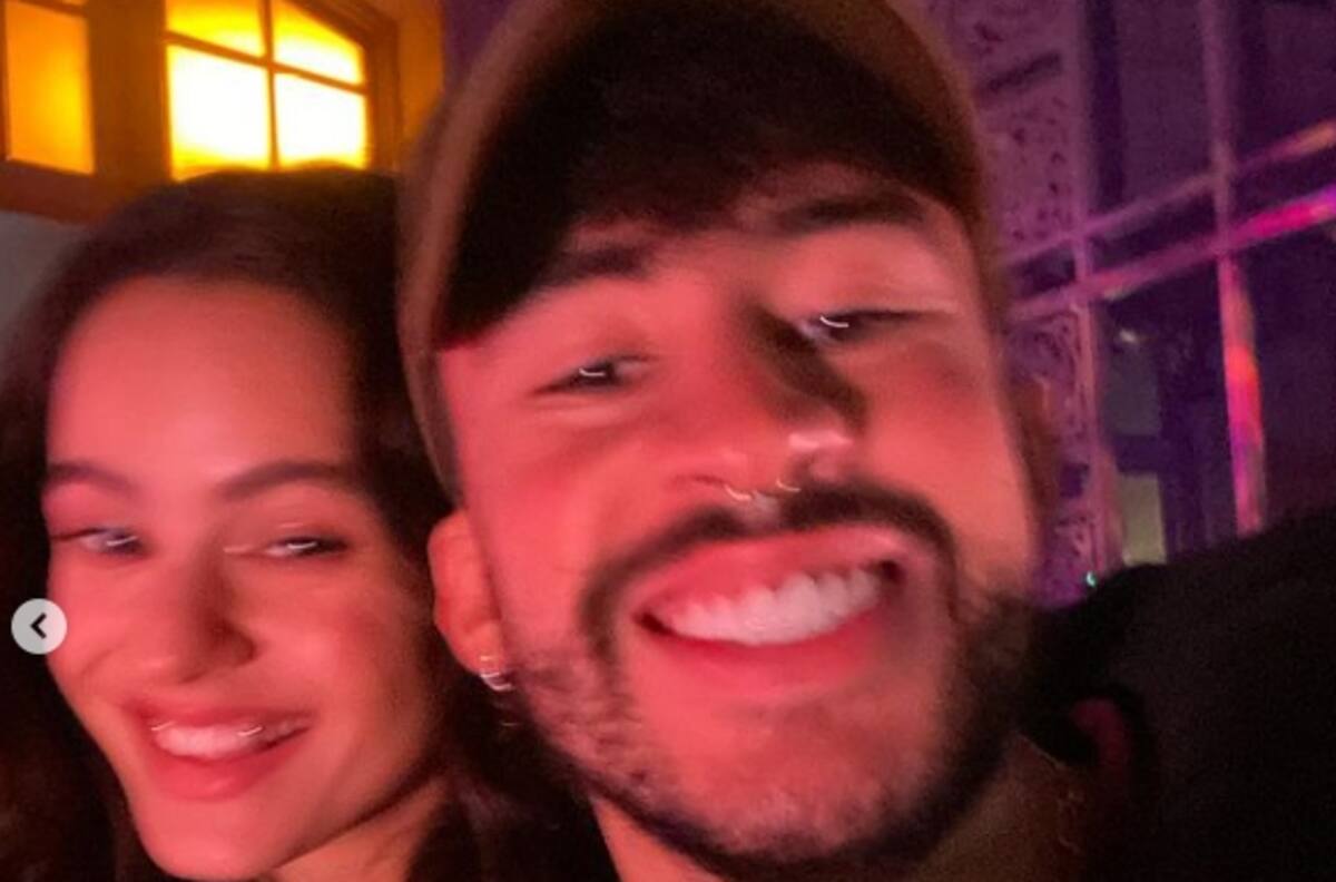 Los mira de arriba y de lejos: Bad Bunny se lució en su debut en "Saturday Night Live" junto a Rosalía