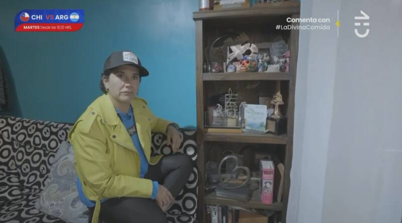 Carolina Soto junto a su colección de recuerdos y trofeos