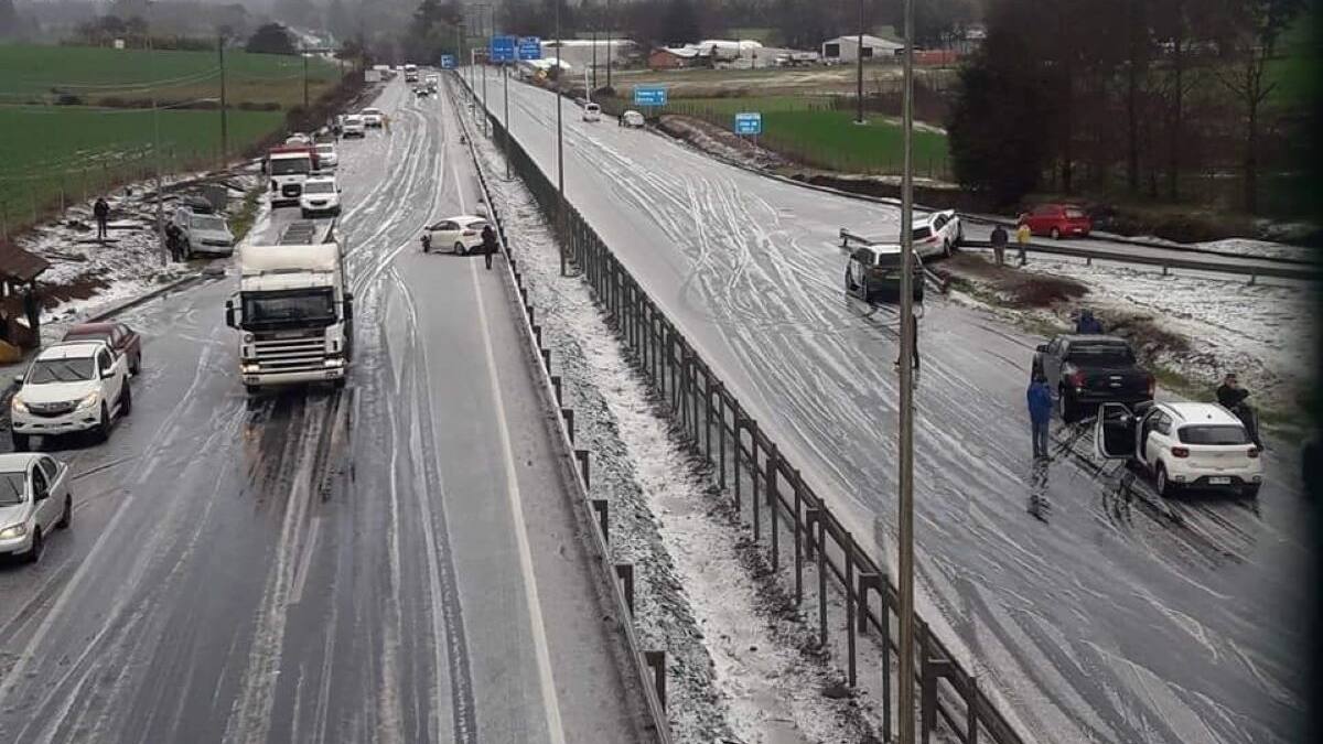 VIDEOS | Una docena de autos protagonizaron accidente de tránsito tras intensa granizada en Ercilla