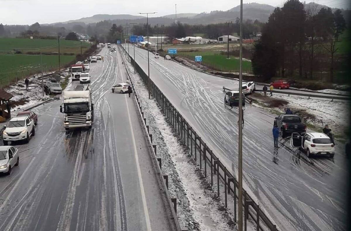 VIDEOS | Una docena de autos protagonizaron accidente de tránsito tras intensa granizada en Ercilla
