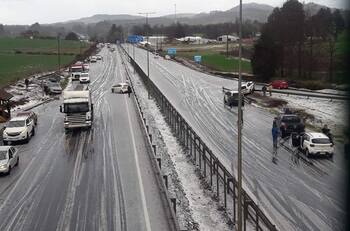 VIDEOS | Una docena de autos protagonizaron accidente de tránsito tras intensa granizada en Ercilla