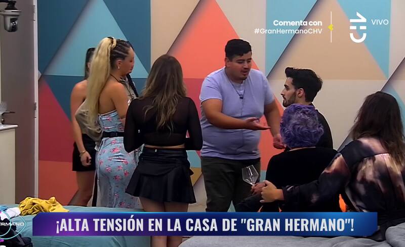 Los compañeros de "Gran Hermano" Chile calmando a Jorge por su pelea con Sebastián.