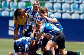 VIDEO | ¡Arbitraje nefasto!: violenta agresión a volante de La Roja termina apenas en amarilla en España