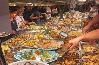 Ok Panda, el tenedor libre más grande de Santiago: Se ubica a pasos de una estación de metro de Línea 2