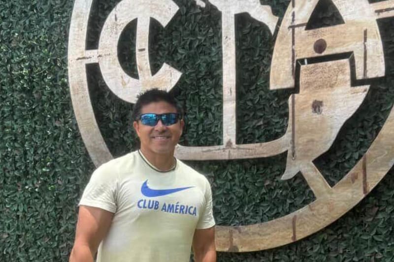 Vive hace tres años en México y trabaja para el Club América.