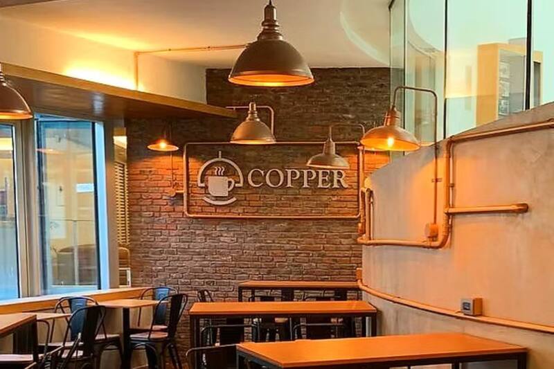 Está ubicada en el corazón de Santiago, en concreto, a pasos de la estación de metro Universidad Católica.
Créditos: Copper Café.