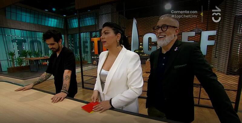 La chef Fernanda Fuentes le muestra tarjeta roja a Máximo Menem en forma de broma.