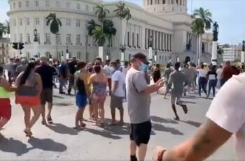 Cubanos salen a las calles a manifestarse contra el gobierno: “No tenemos miedo”