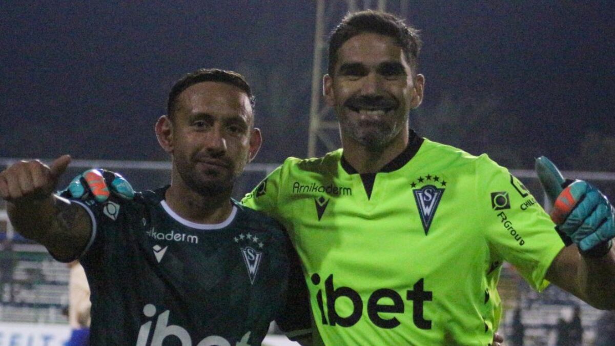 El volante Marcelo Cañete y el arquero Fernando Hurtado posan tras el triunfo de Santiago Wanderers ante Deportes Santa Cruz.