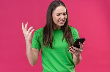 ¿Te llegan muchos mensajes spam? Así puedes bloquearlos automáticamente