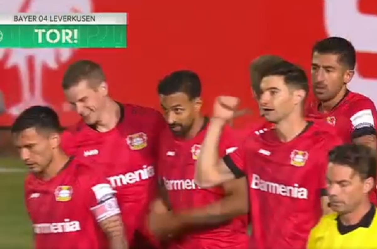 Y es goleada: Karim Bellarabi remata potente para anotar el tercero del Leverkusen en Copa Alemania