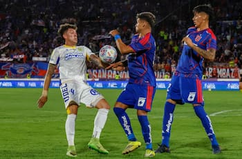 VIDEO | “Acción de juego”: Revelan cómo actuó el VAR en la polémica mano de Pablo Parra ante la U