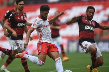 Flamengo con Mauricio Isla titular venció al Inter de Porto Alegre y quedó a un paso del título