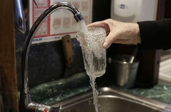 Periodo punta de consumo de agua: Superintendencia entregó consejos para evitar aumento de cuentas
