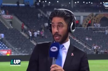 VIDEO | ¿Pasaría en Chile? Hinchas mexicanos agredieron a comentarista en transmisión en vivo