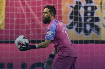 Claudio Bravo estará en la banca frente al West Ham