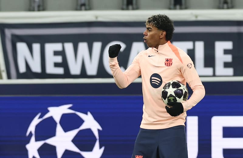 Lamine Yamal y el Barcelona enfrentan a Newcastle. EFE