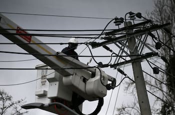 Confirmado por Enel: Peñalolén, La Florida, Providencia y otras ocho comunas sufrirán cortes de luz este jueves