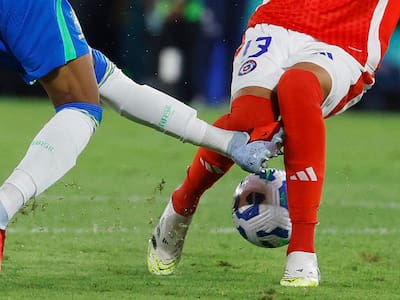 VIDEO | ¿Y el VAR? Nadie entiende por qué no expulsaron a Casemiro tras este violento pisotón a Loyola