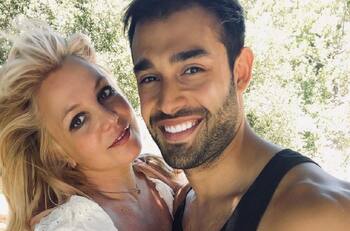 Cher y su pareja, Sam Asghari, lideraron los saludos para Britney Spears tras concretarse el fin de su tutela