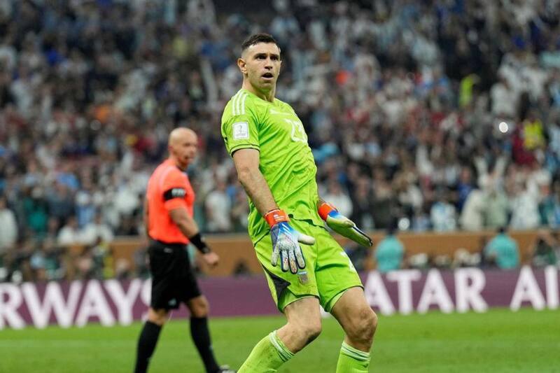 Dibu Martínez bailó como en sus mejores partidos con la Selección Argentina