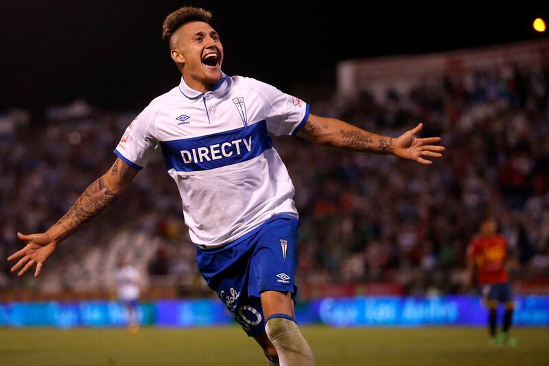 El delantero, en sus tiempos con la camiseta de Universidad Católica, celebra un gol ante Unión Española.