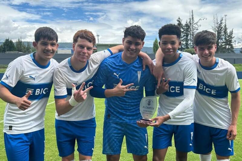 ganó la Copa de Plata en el Torneo TRÜ Mitad del Mundo. Foto: @Cruzados.