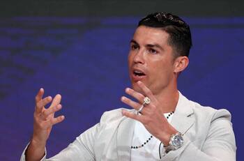 Cristiano Ronaldo en los Globe Soccer Awards de Dubai tiene alarmados a los italianos