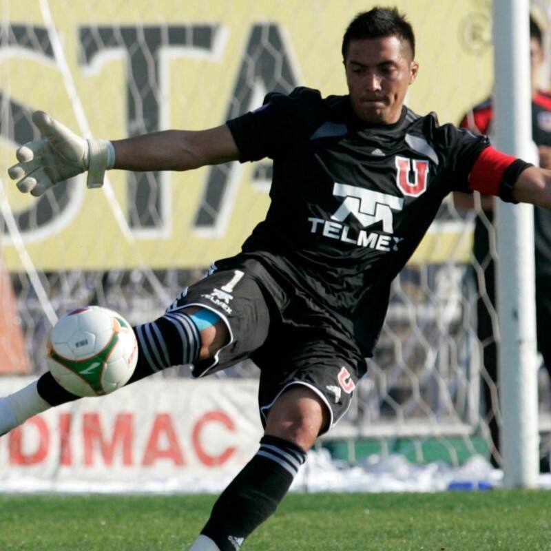 El arquero fue formado en la Universidad de Chile, siendo campeón en 2009.