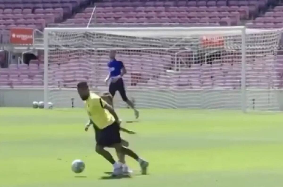 Arturo Vidal se lució con regate y trolleo a Riqui Puig en entrenamiento de Barcelona