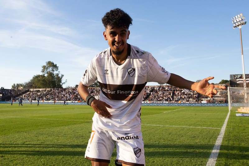 Ronaldo Iván Martínez, delantero de Platense. Foto: Twitter oficial de Platense.
